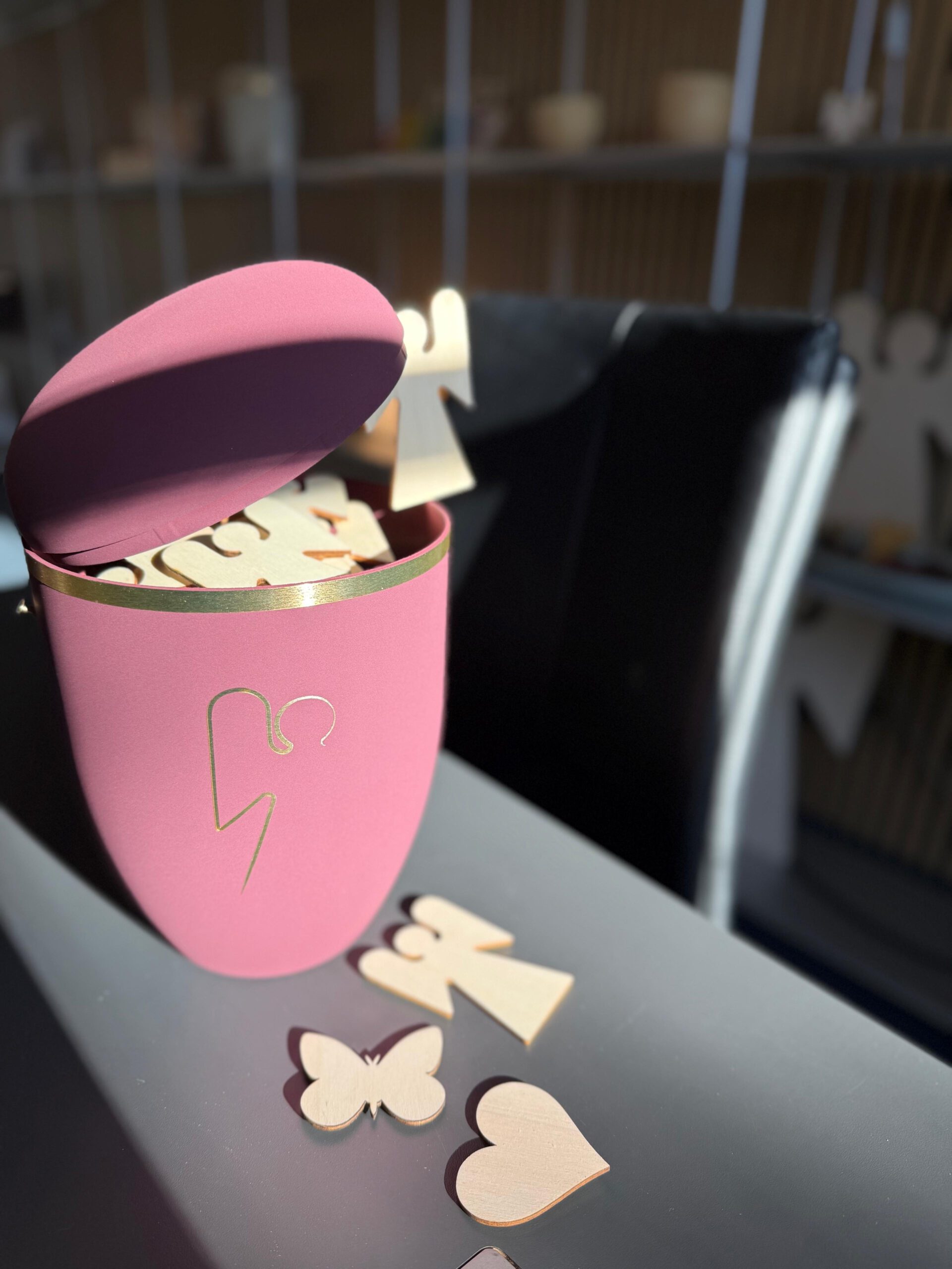 Trostengel-Urne gefüllt mit Trostengel-Produkten